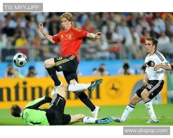 少林足球星爷在人群中穿行，剑指绿茵场再创足球传奇